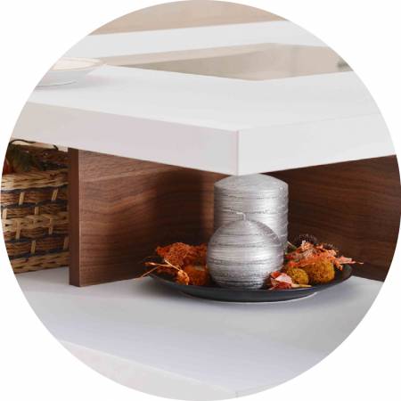 A camada intermediária da mesa de centro é simplesmente separada por quatro treliças.